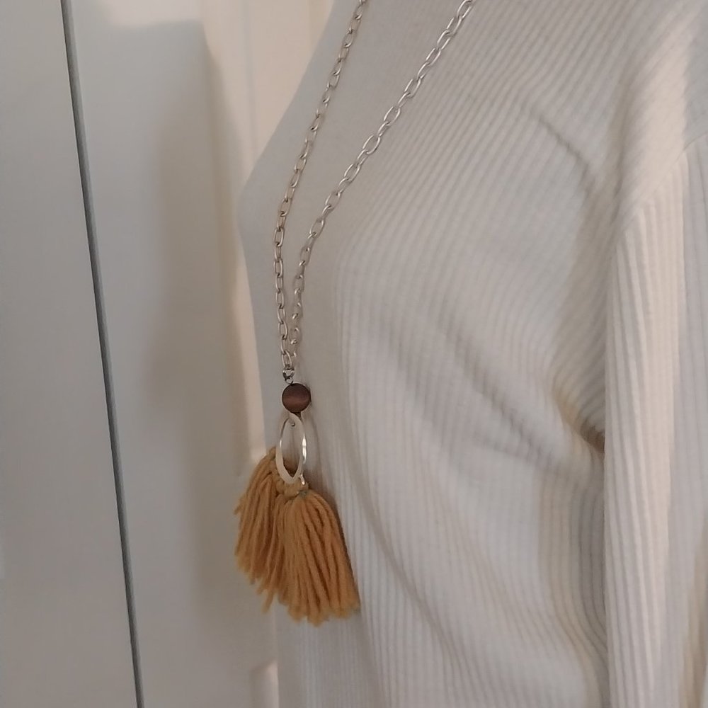 2951 Plunder Long Gold Link Chain With A Gold Yarn Embellished Pendent. - Picture 7 of 7